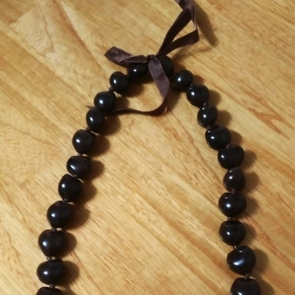 Hawaiian Kukui Tree Nut Lei Ribbon Tie Nec… - Picture 2 of 3